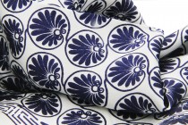 Foulard carré en soie bleu blanc motif cachemire