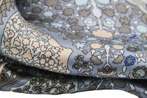 Grand carré en soie Sanskrit Grand foulard en soie à fleurs vintage