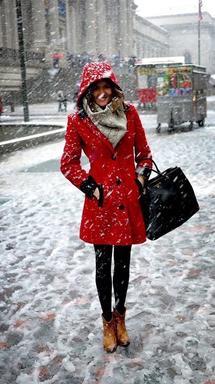 quel foulard avec un manteau rouge